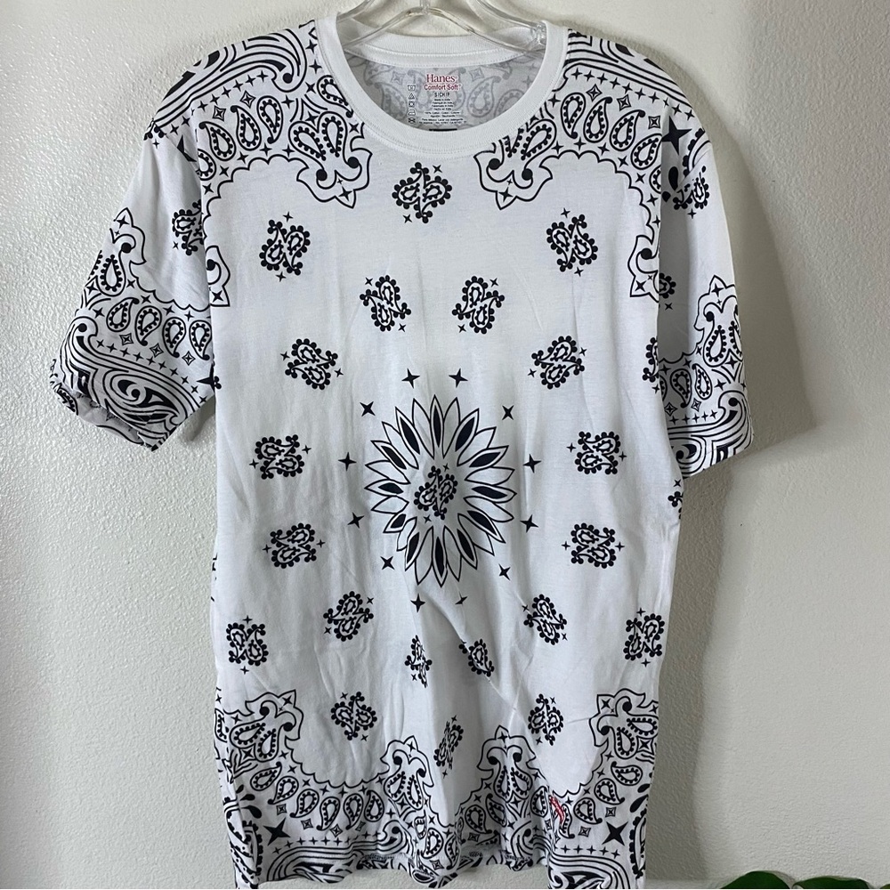 R Hanes Supreme Comfort T Shirt Sz. Small Mens white and Black paisley Patterned